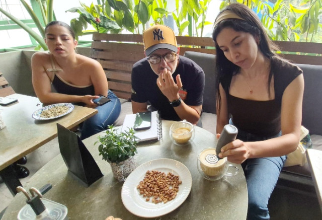 Los asistentes practicaron espresso y latte art, guiados por los talleristas.