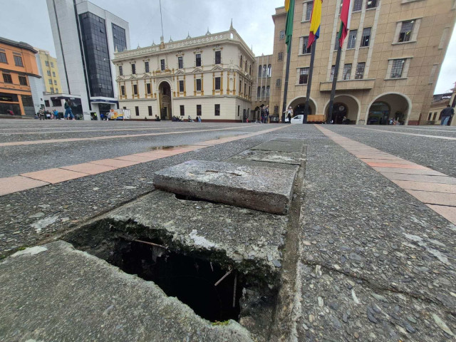 Señalizan imperfectos en Plaza de Bolívar
