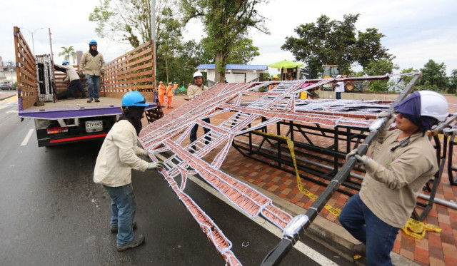 Contratistas de Chec durante el desmontaje de las figuras navideñas en Chipre.