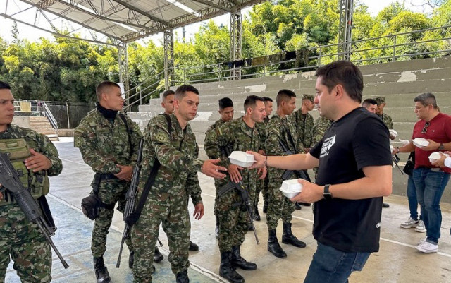 Les llevó la cena de Fin de Año
