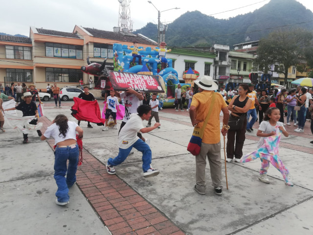 Uno de los momentos más esperados por los pequeños es la corraleja infantil en la Plazoleta de Banderas.
