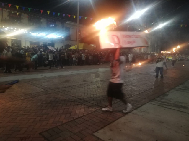 La parte lúdica finaliza con música, pólvora y las vacas locas que recorren toda la Plazoleta y embisten a los más despistados.