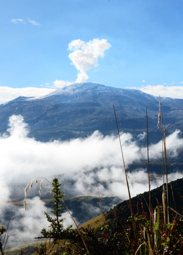 Tras un receso de la lluvia y el frío, el sol apareció tímidamente en el sector del Cerro El Gualí, brindando un espectáculo natural a los visitantes.