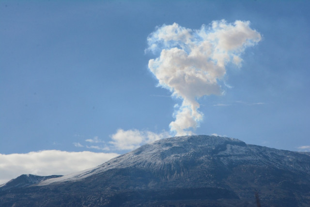 Por unos minutos, el volcán Nevado del Ruiz se mostró en toda su majestuosidad, con su fumarola visible.