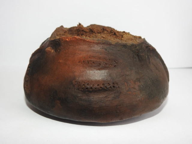 Vasijas, copas fueron algunos de los restos encontrados. Además de volantes de huso utilizado en prácticas textiles, ofrendado en una de las estructuras funerarias.