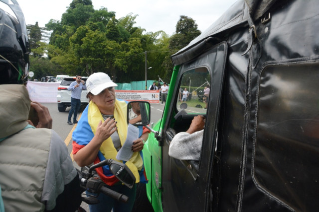 En San Bernardo del Viento hicieron bloqueos intermitentes mientras entregaban volantes contra la continuidad de los peajes.