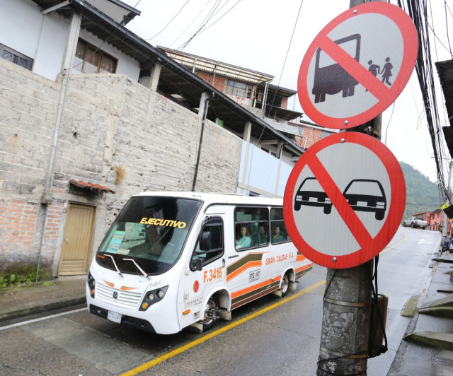 Aunque hay señales de tránsito de no recoger pasajeros, las busetas paran.