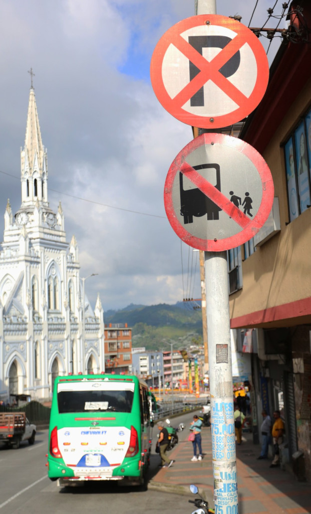En el sector de los agustinos las busetas y usuarios no respetan las normas de tránsito.