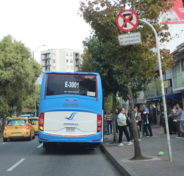 Conductores y usuarios no respetan las señales de tránsito como esta en la avenida Santander que prohíbe parquear y detenerse.