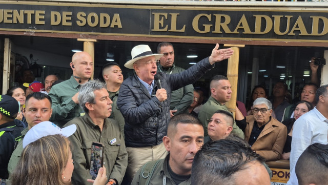 El expresidente Uribe les respondió a ciudadanos que lo increparon en pleno discurso. A uno de ellos le dijo: "No te voy a pelear, viejo querido. Voy a alistar a alguien que te persiga, te convenza y te hable con cariño para que votes por Paloma [Valencia]. A todo petrista bravo hay que llegarle con cariño".