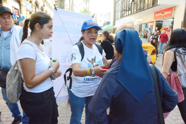 Camisetas con la consigna “#orgullosamenteuribestia” fue el obsequio de Uribe a un par de sus seguidores. La prenda exhibía el logo del Centro Democrático y la figura de un burro.