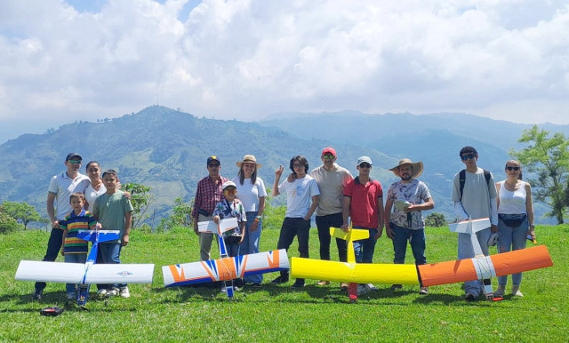 Los vuelos se realizan en espacios abiertos y seguros, como canchas sin cables ni árboles. Uno de los principales escenarios es una pista ubicada en el sector de Pueblo Rico, en el municipio de Neira.