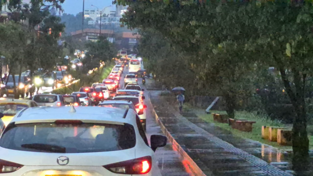 Trancón en la avenida Kevin Ángel tras las lluvias que causaron inundaciones.