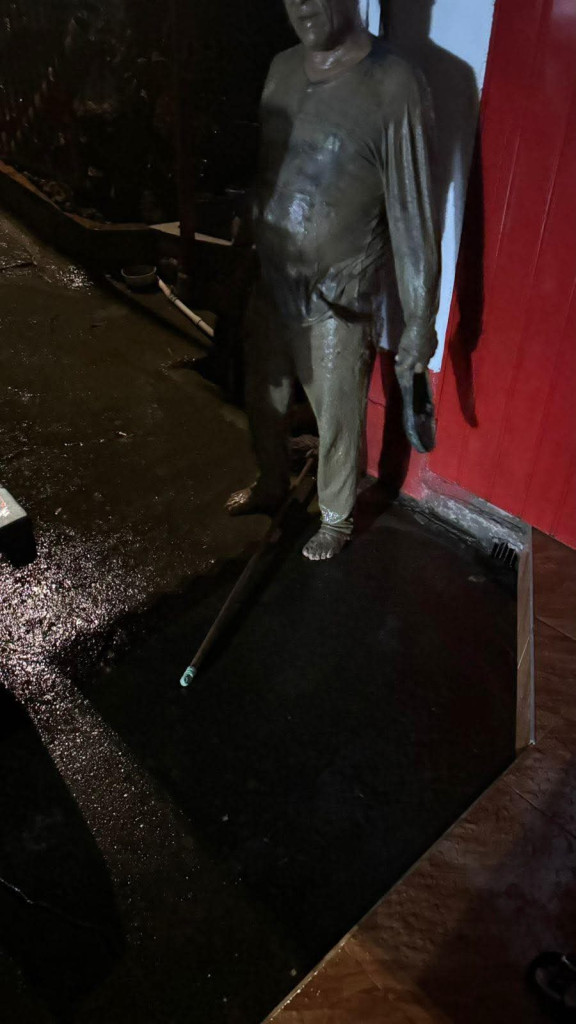 Así quedó el motociclista tras salir del lodazal en Buenavista (Manzanares).