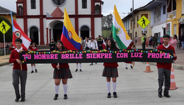 La población realizó un desfile con los símbolos locales de San Félix (Salamina).