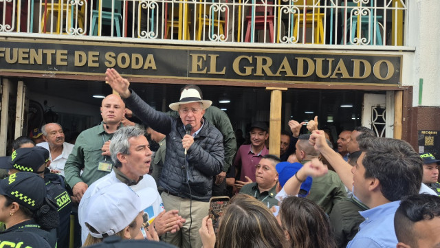 "Les quedo debiendo el alquiler de la puerta, un rato, y el alquiler de las sillas, gracias", remató el expresidente Uribe al finalizar su discurso frente a la Fuente de Soda El Graduado, en el Centro de Manizales.