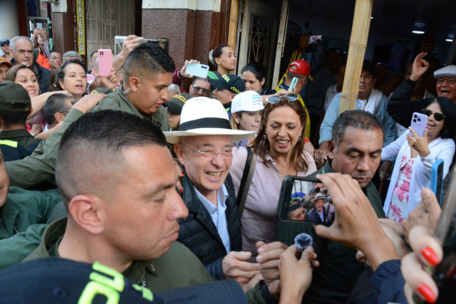 Álvaro Uribe respondió a ciudadano que lo increpó en Manizales y se acercó a sus bases