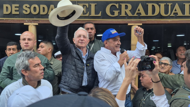 Álvaro Uribe respondió a ciudadano que lo increpó en Manizales y se acercó a sus bases El expresidente Álvaro Uribe habló ayer con ciudadanos en la Galería y en el Centro de Manizales.