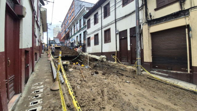 En video: con obras subterráneas reparan la calle que una tractomula rompió en Manizales, la vía se hundió El cráter de una calle de Manizales empieza a desaparecer. Una tractomula rompió la vía en la madrugada del sábado. Se han desplegado 40 trabajadores para la reparación.