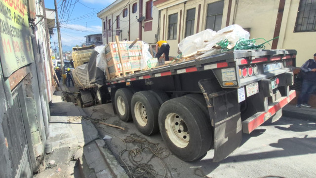 Video: con grúas planean remover la tractomula que cargaba 30 toneladas y hundió una vía de Manizales este sábado. La Alcaldía detalló las obras de reparación planteadas.