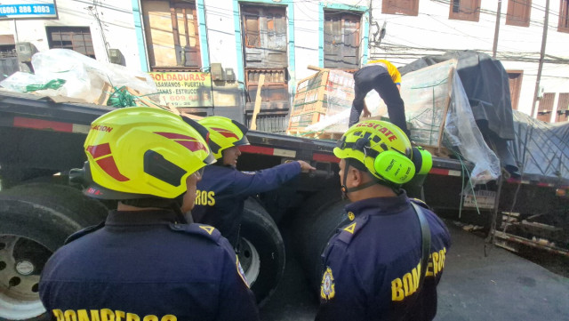Video: con grúas planean remover la tractomula que cargaba 30 toneladas y hundió una vía de Manizales este sábado. La Alcaldía detalló las obras de reparación planteadas.