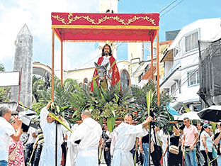 Foto | Albeiro Rudas | LA PATRIA En Anserma el preámbulo de la Semana Mayor se vistió de cielo con rayos azules y matices dorados. La procesión de la parroquia del Carmen recorrió el norte de la población.