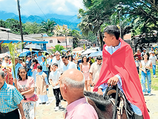 Foto | Óscar Gómez | LA PATRIA El joven Yaison Miguel Penagos Duque representó a Jesús en la procesión de Pueblo Nuevo, Pensilvania, que inició desde el sector de Los Corrales.