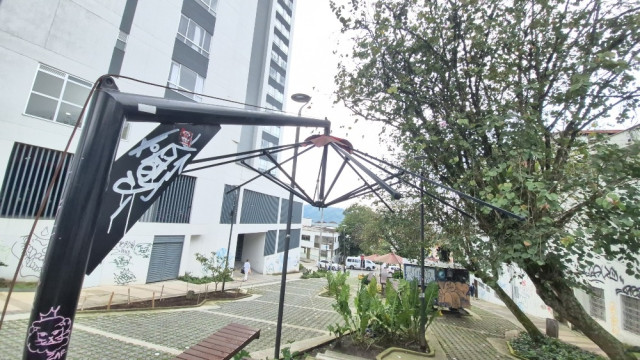 Retiraron los parasoles dañados en el bulevar de la 48