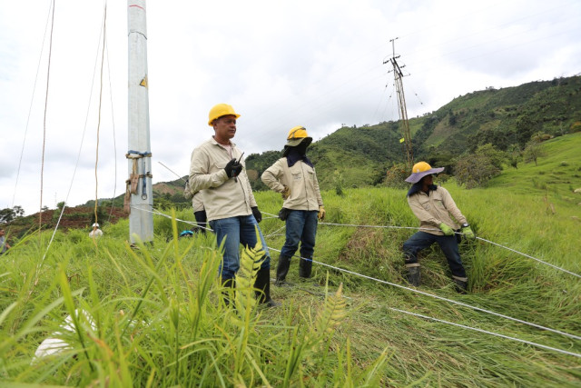Arnulfo Raigosa, con radio en mano, coordina las labores con sus compañeros.