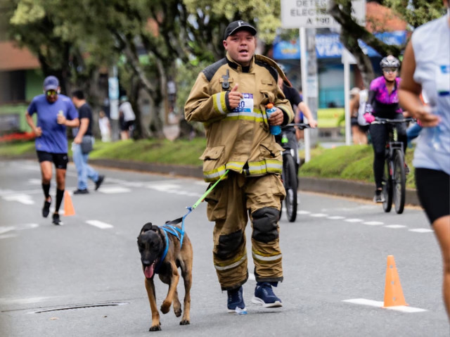 Los Bomberos de Manizales destacaron la importancia del agua, recurso fundamental para la atención de incendios.