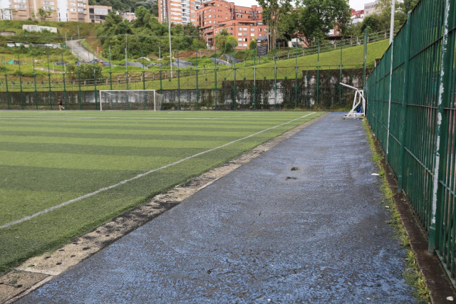La cancha de la Baja Suiza se inunda, piden reparaciones