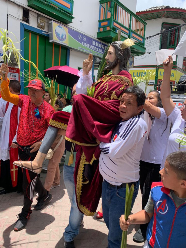 Feligreses en Neira asistieron a la procesión de Domingo de Ramos que, a pesar de los percances, logró terminar su recorrido en la parroquia San Juan Bautista.