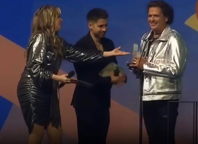 Carlos Vives recibió el Premio a Trayectoria durante los Premios Dial Tenerife en España