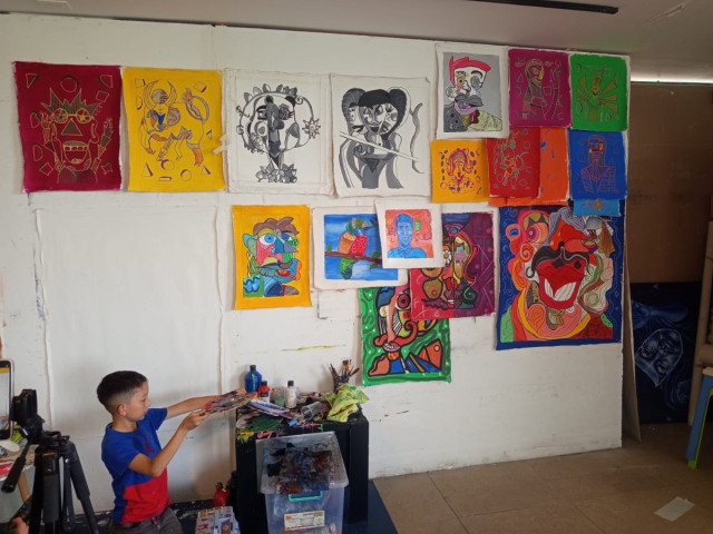 Conozca la historia de Juan José Zuleta, el pequeño artista de 9 años que ya tiene sus obras en una galería