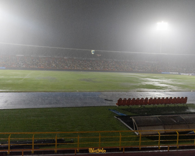 La tormenta eléctrica inundó el campo del estadio de Villavicencio.
