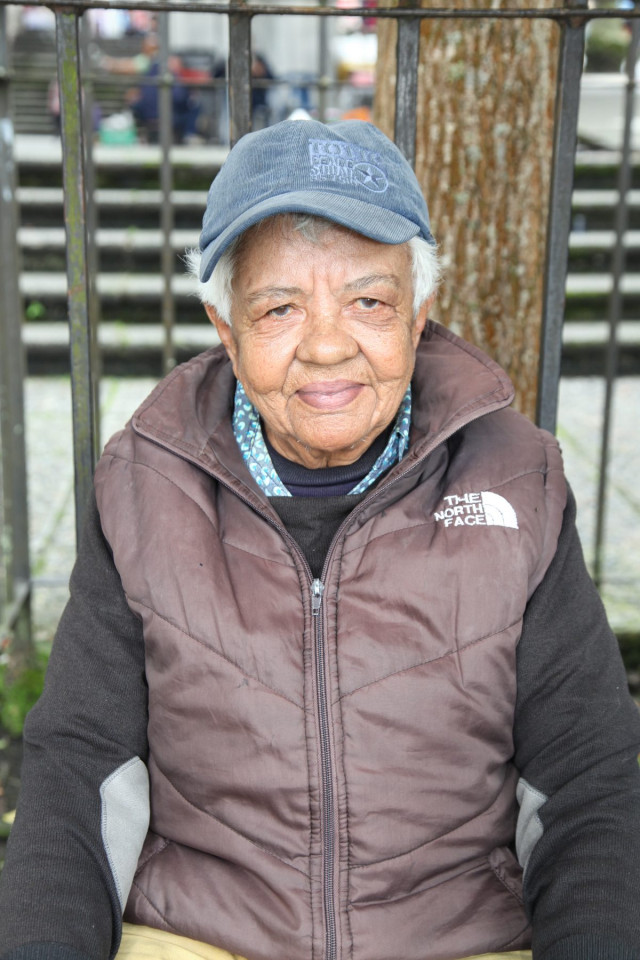 Conozca la historia de María Gloria Salgado, la mujer que lleva 50 años lustrando zapatos en Manizales