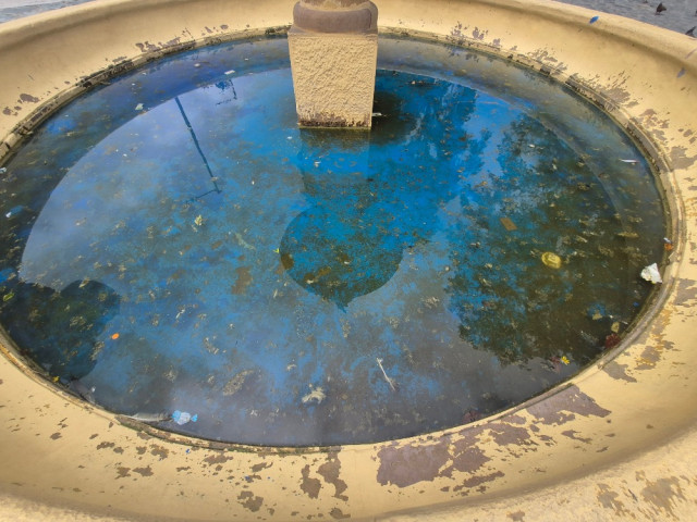 Fuente del parque de Neira, en mal estado. 