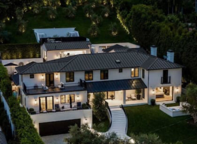 Una mujer dispara a la casa de Rihanna en Los Ángeles mientras ella estaba dentro