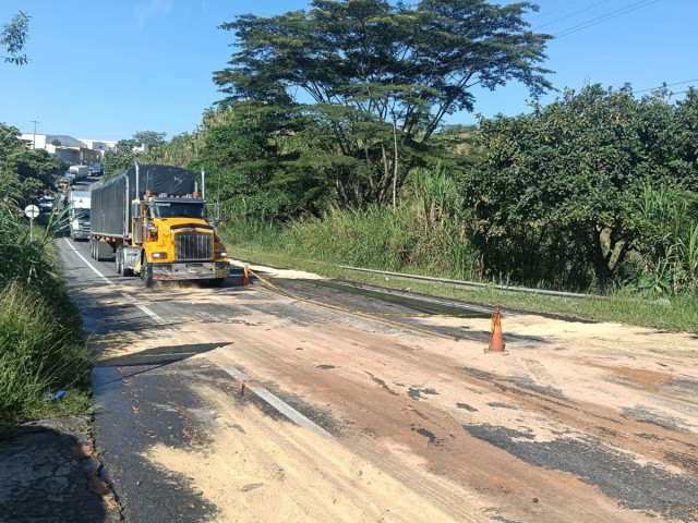 Dos explosiones en una bodega que se dedicaba a la reutilización de aceites quemados en el municipio de Dosquebradas alertaron a la comunidad en la madrugada de este viernes. Dos explosiones en una bodega que se dedicaba a la reutilización de aceites quemados en el municipio de Dosquebradas alertaron a la comunidad en la madrugada de este viernes.