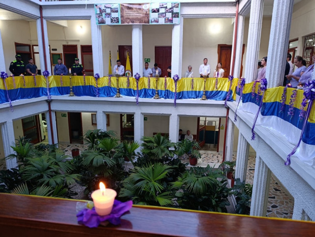 Con velas encendidas y un minuto de silencio, Aguadas rindió homenaje a las víctimas del conflicto armado. 