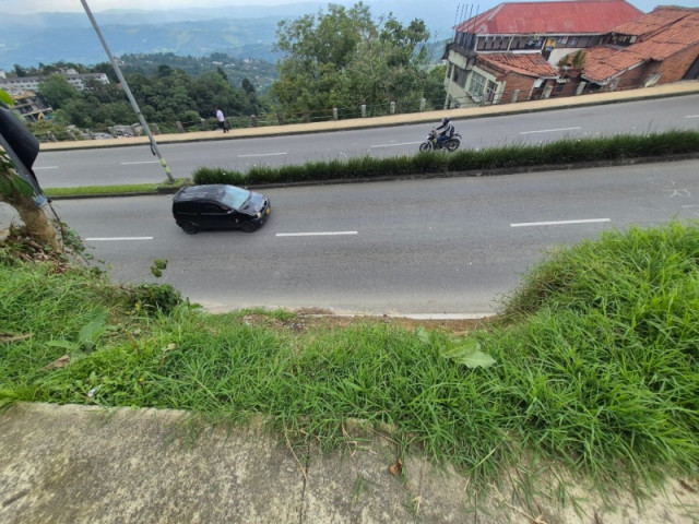 .Faltan barandas al frente del restaurante El Peñón, peligro. 