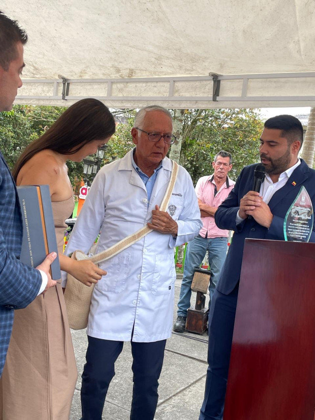 El ministro de Salud, Guillermo Afonso Jaramillo, compartió con la comunidad de Aranzazu, realizó un recorrido por el actual hospital e hizo entrega de una ambulancia equipada con última tecnología. Además, informó sobre las inversiones en salud que se realizarán en el municipio.