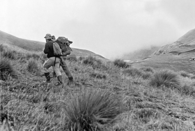 “Difícil ascenso al Nevado del Ruiz”: así tituló LA PATRIA esta fotografía de noviembre de 1986, en la que dos integrantes del Observatorio monitorean el volcán.
