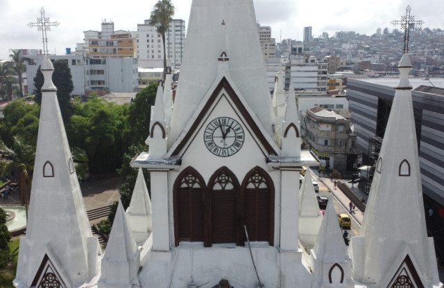 El reloj de la Basílica Menor de la Inmaculada Concepción fue construido hace 100 años en Suiza por la marca J. G. Baer. Actualmente no funciona.