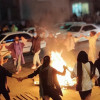 Un grupo de mujeres baila y quema sus velos durante una protesta nocturna en Bandar Abbas, en el suroeste de Irán.