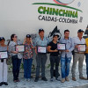Los ganadores recibieron el premio al lado de la taza de café más grande del mundo. 