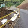 Desde hace varios meses el sector de La Quiebra ha sido álgido y presenta inestabilidad en taludes de la carretera, lo cual se agravó con el resquebrajamiento del pavimento que obligó al cierre de esta vía.