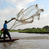 Foto | EFE | LA PATRIA  Pescadores en la ciénaga de San Marcos en Sucre, de las zonas donde hay sobrepesca.