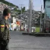 Policía en una esquina del barrio Solferino de Manizales