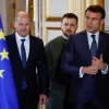 El presidente francés, Emmanuel Macron (d), el presidente de Ucrania Volodymyr Zelensky (c) y el canciller alemán, Olaf Scholz (i), llegan para dar una declaración conjunta en el Palacio del Elíseo en París, Francia, este jueves.